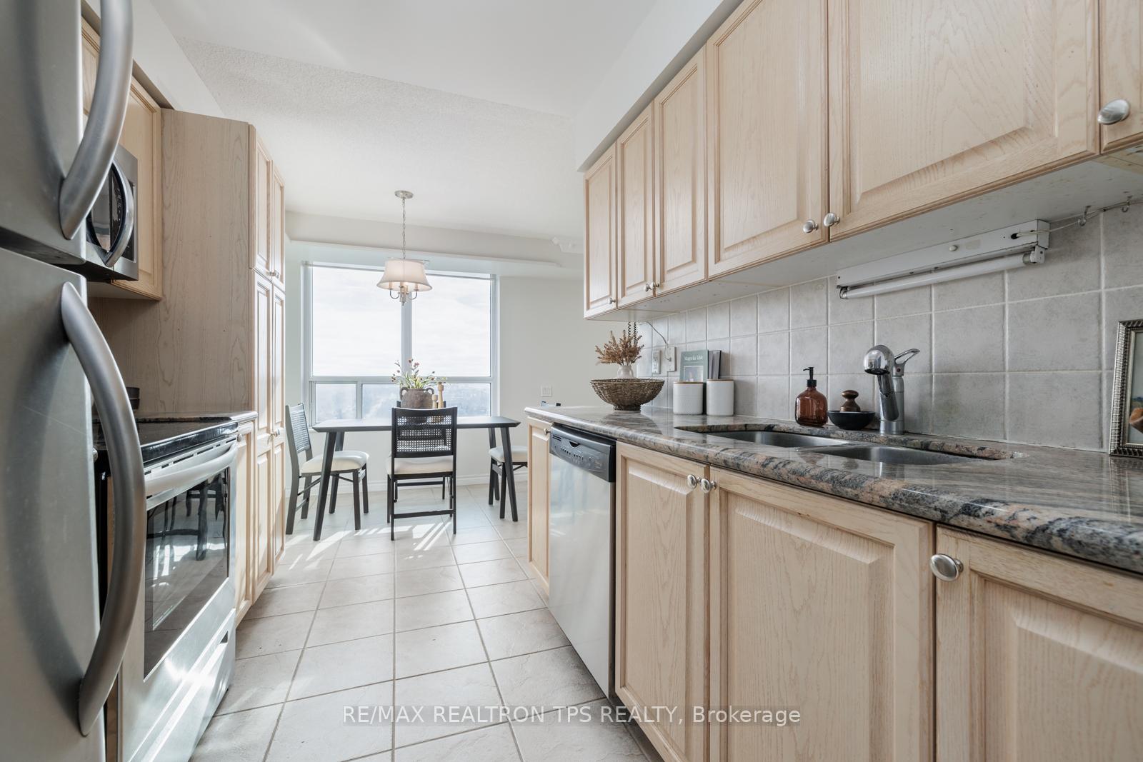 3 Bedrooms Condo at 61 Town Centre, Toronto For sale