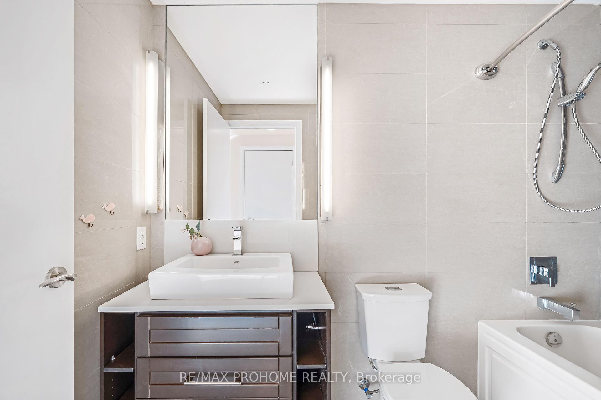 2 Bedrooms Condo at 21 Clairtrell, Toronto For sale