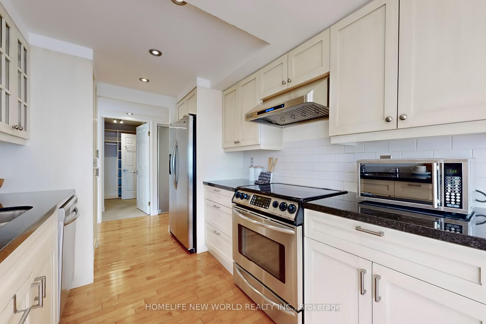 3 Bedrooms Condo at 7 Carlton, Toronto For sale