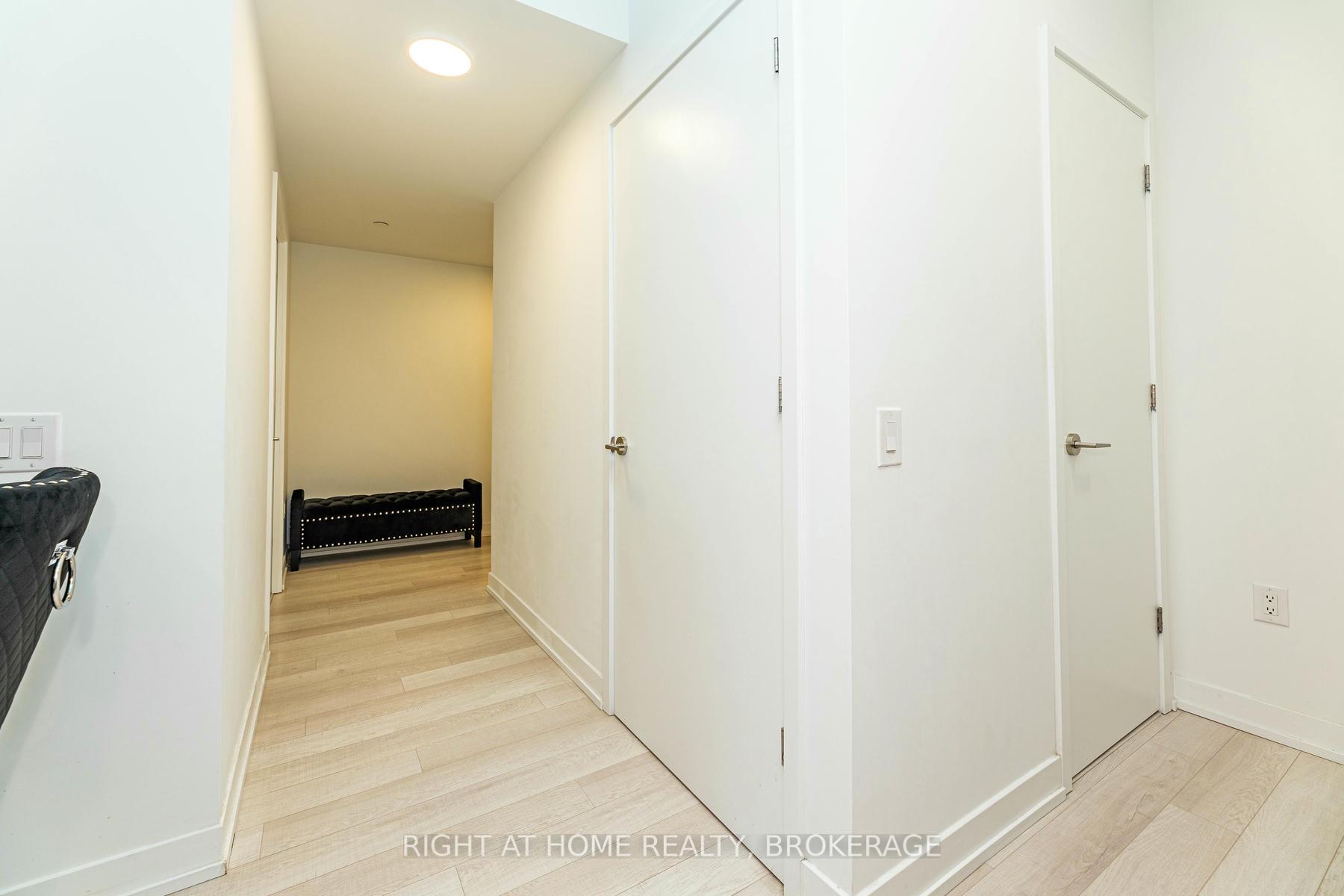 2 Bedrooms Condo at 39 Roehampton, Toronto For sale