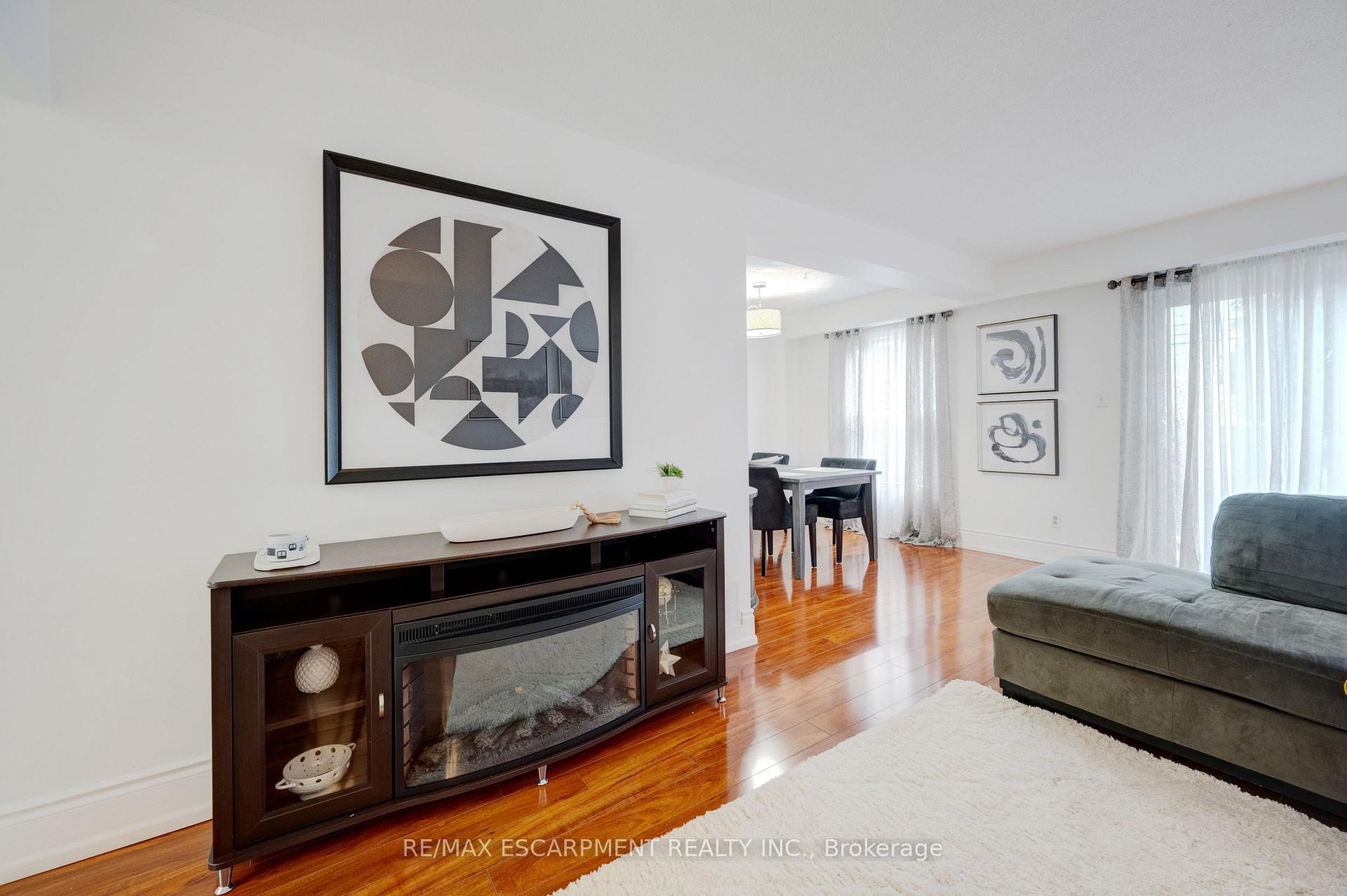 4 Bedrooms Condo at 3430 Brandon Gate, Mississauga For sale