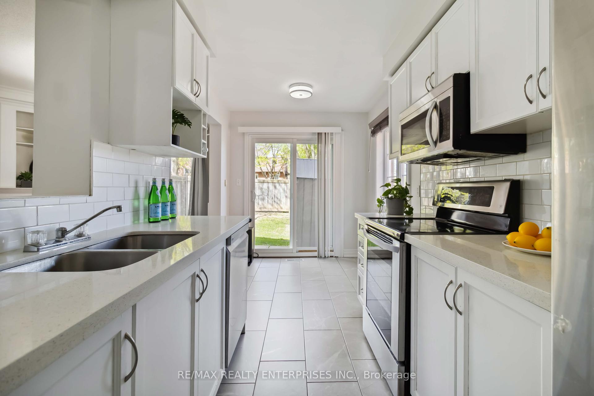3 Bedrooms Condo at 1588 South Parade, Mississauga For sale