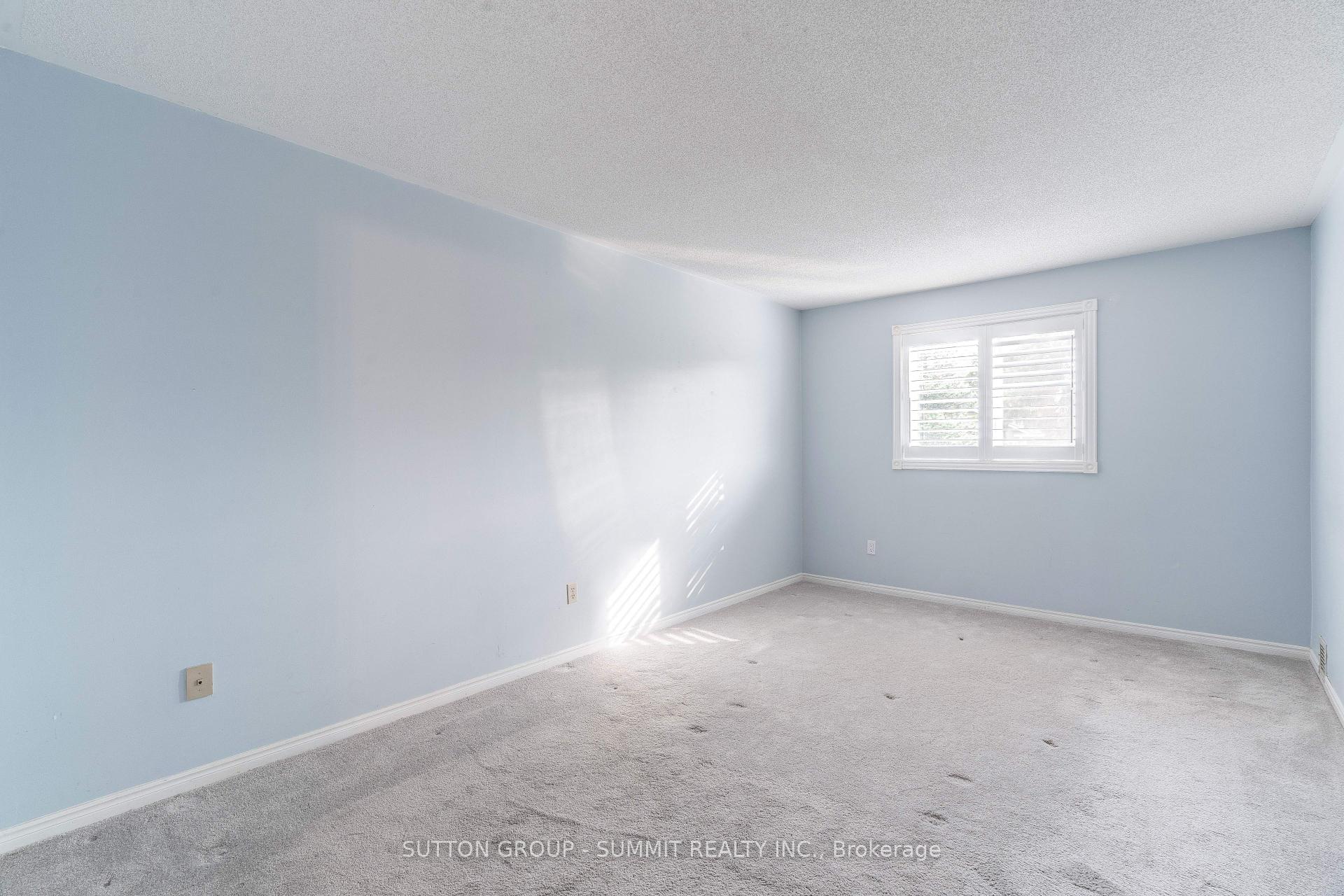 2 Bedrooms Condo at 3050 Pinemeadow, Burlington For sale