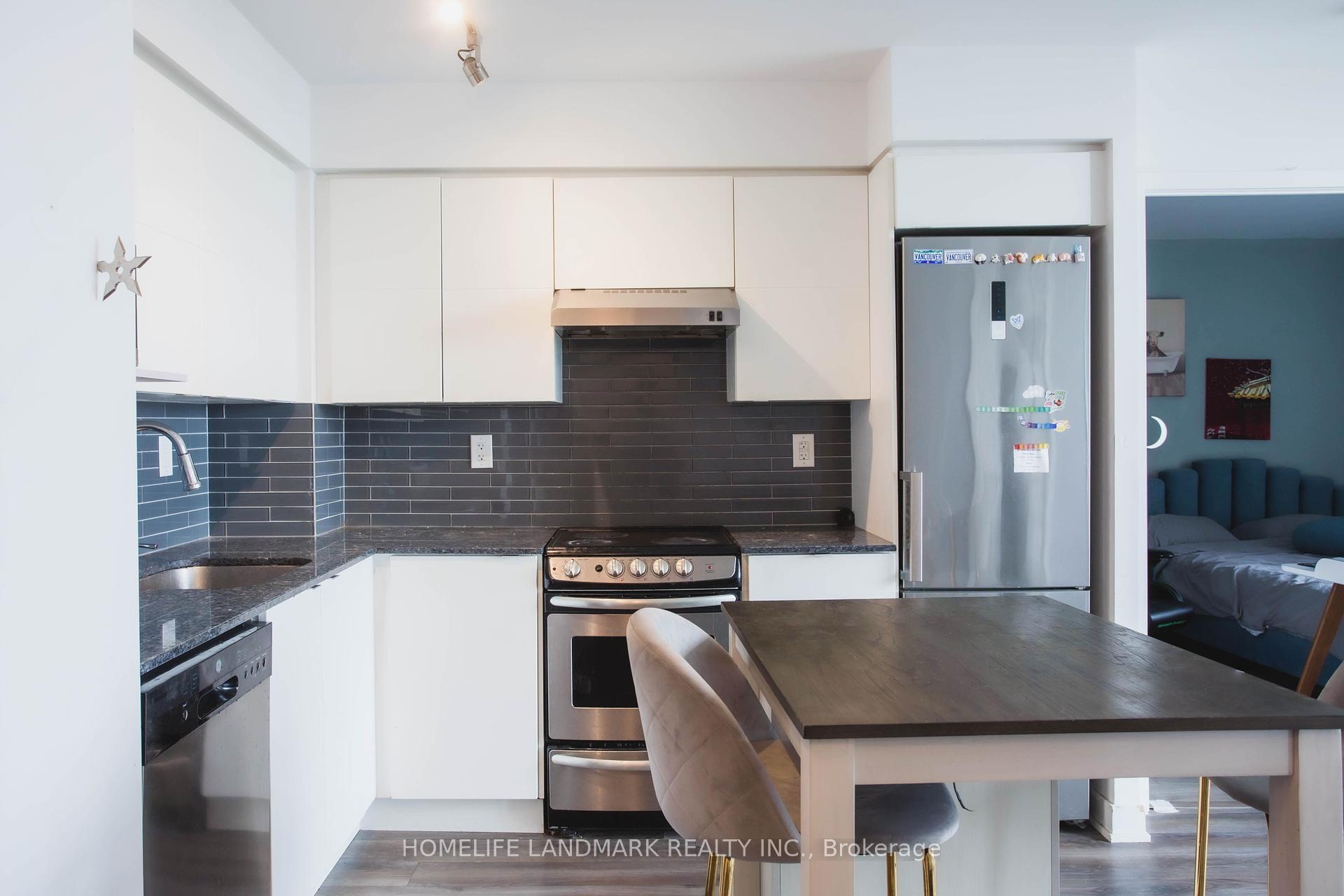 2 Bedrooms Condo at 160 Flemington, Toronto For sale