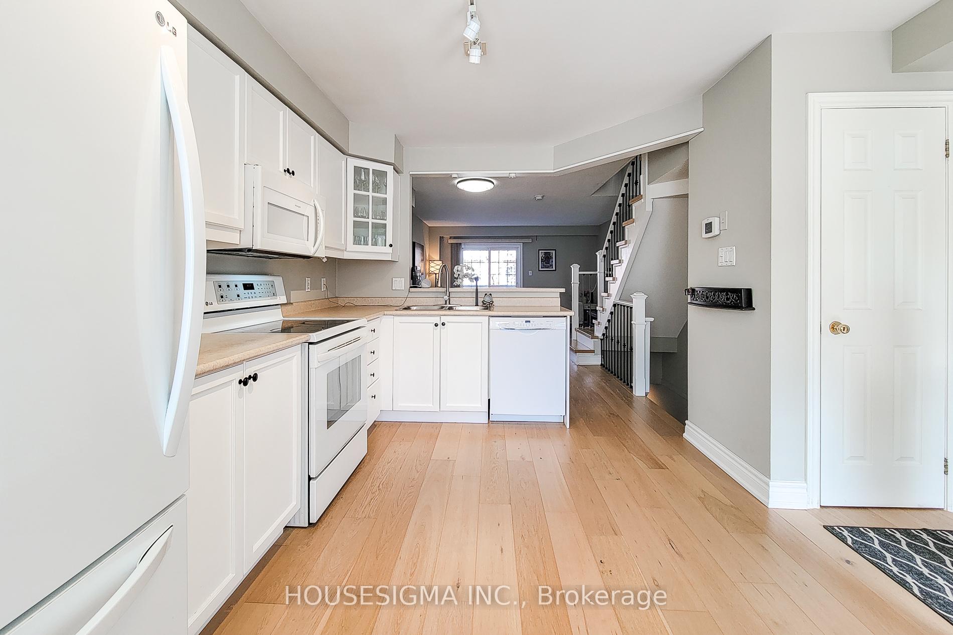 2 Bedrooms Condo at 3480 Upper Middle, Burlington For sale