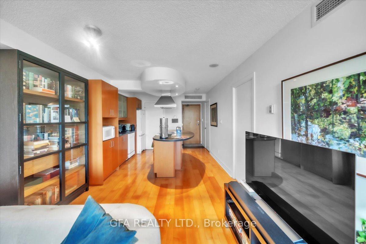 2 Bedrooms Condo at 550 Queens, Toronto For sale