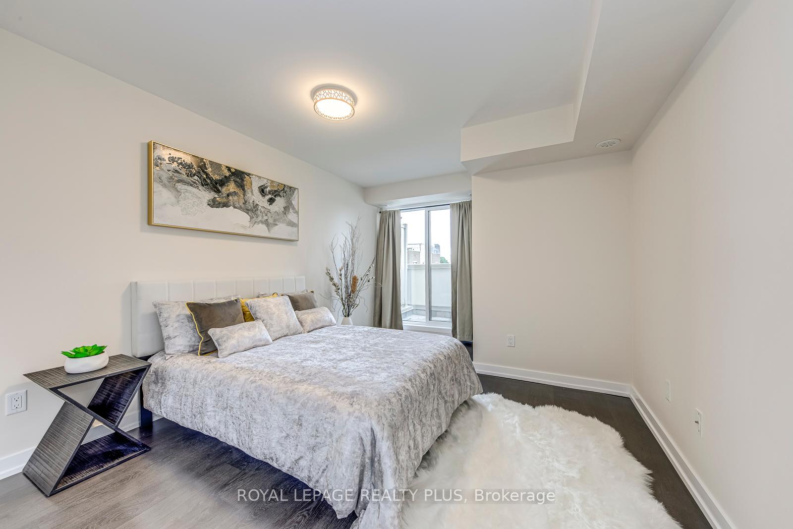 2 Bedrooms Condo at 10 Drummond, Toronto For sale