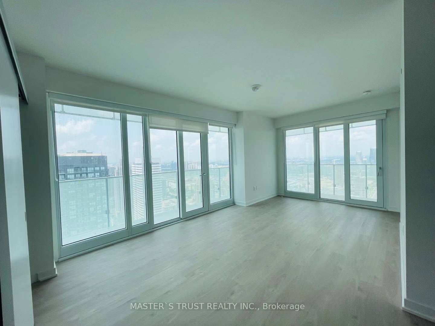 #2705 - 3900 Confederation Parkway, Mississauga, ON L5B 0M3