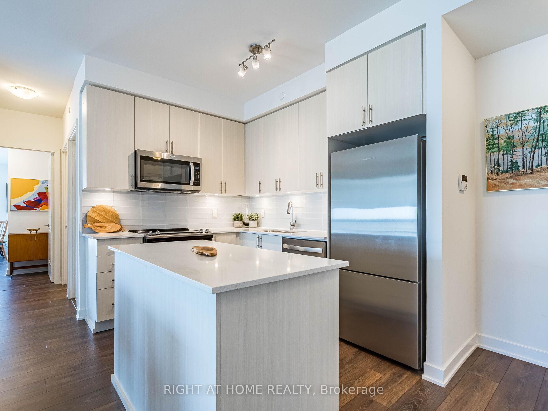 3 Bedrooms Condo at 4655 Glen Erin, Mississauga For sale