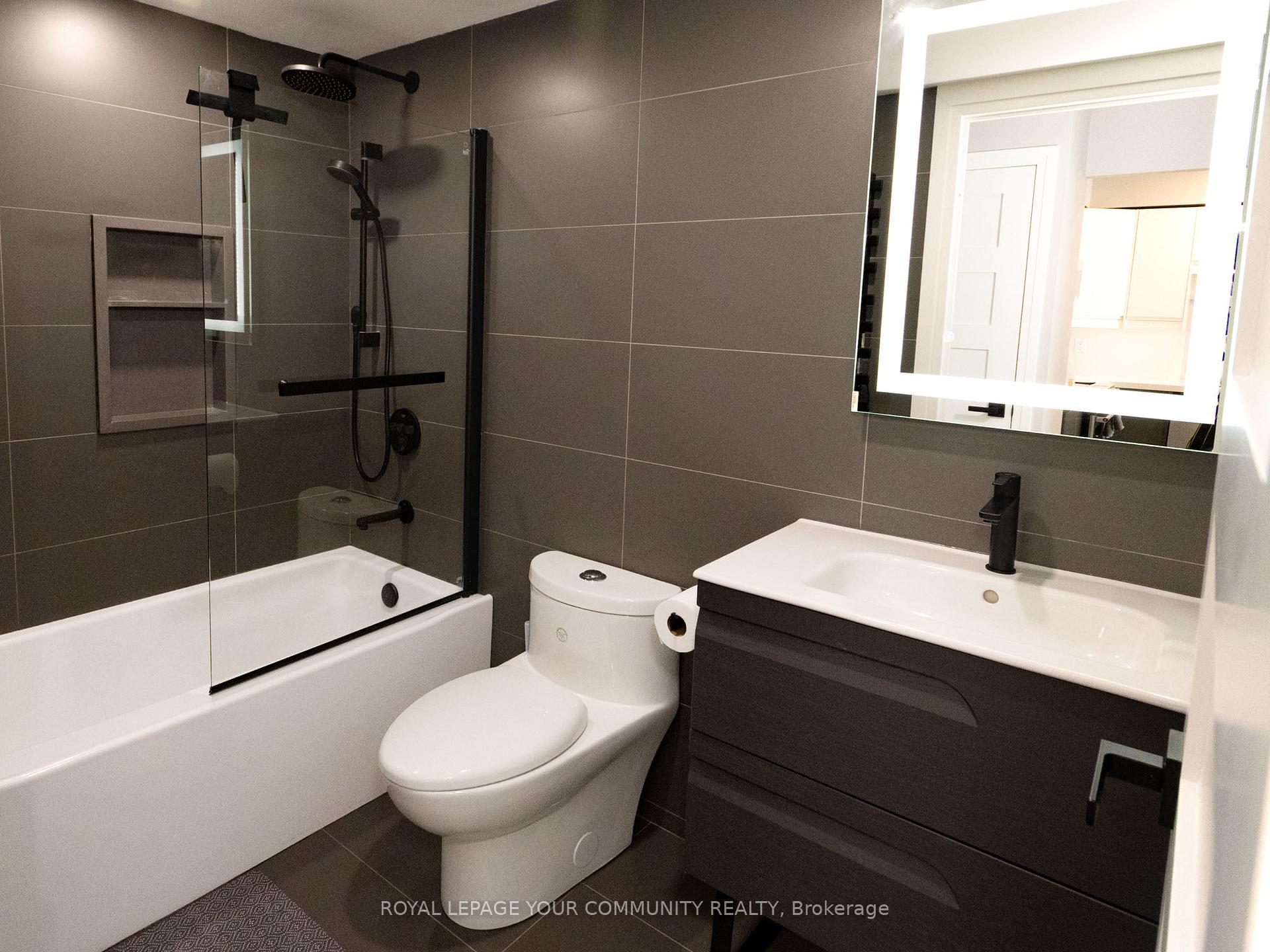2 Bedrooms Condo at 11 Townsgate, Vaughan For sale
