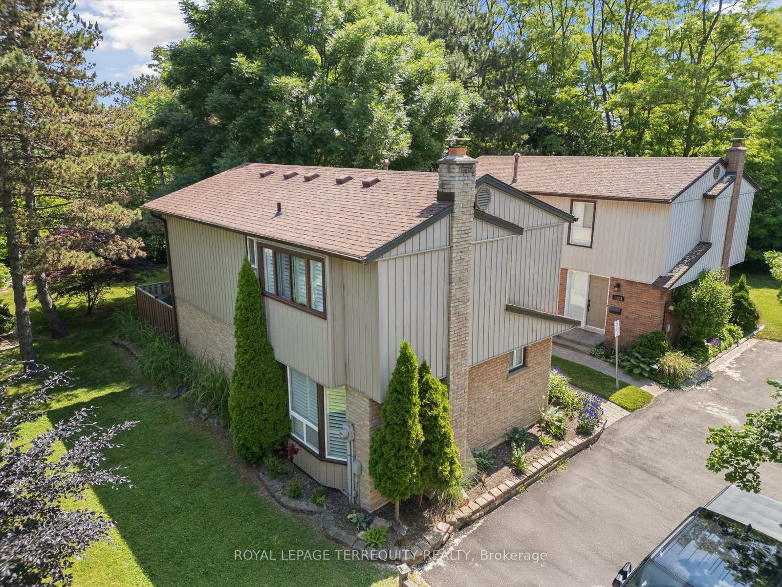 4 Bedrooms Condo at 1825 Hyde Mill, Mississauga For sale