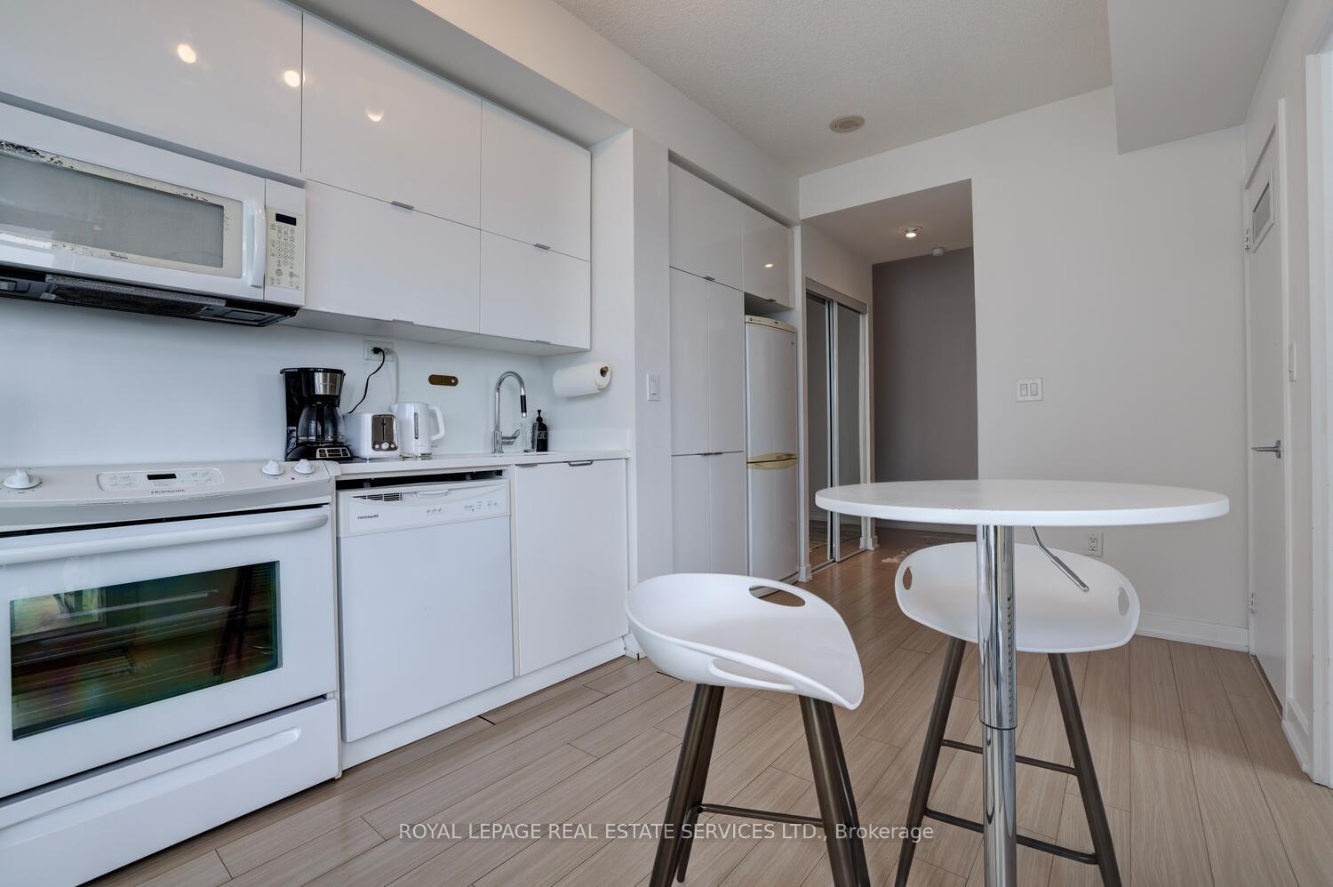 1 Bedroom Condo at 21 Iceboat,  Toronto For sale