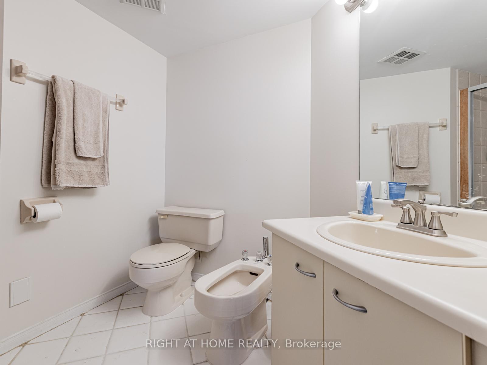 2 Bedrooms Condo at 100 Arbors, Vaughan For sale