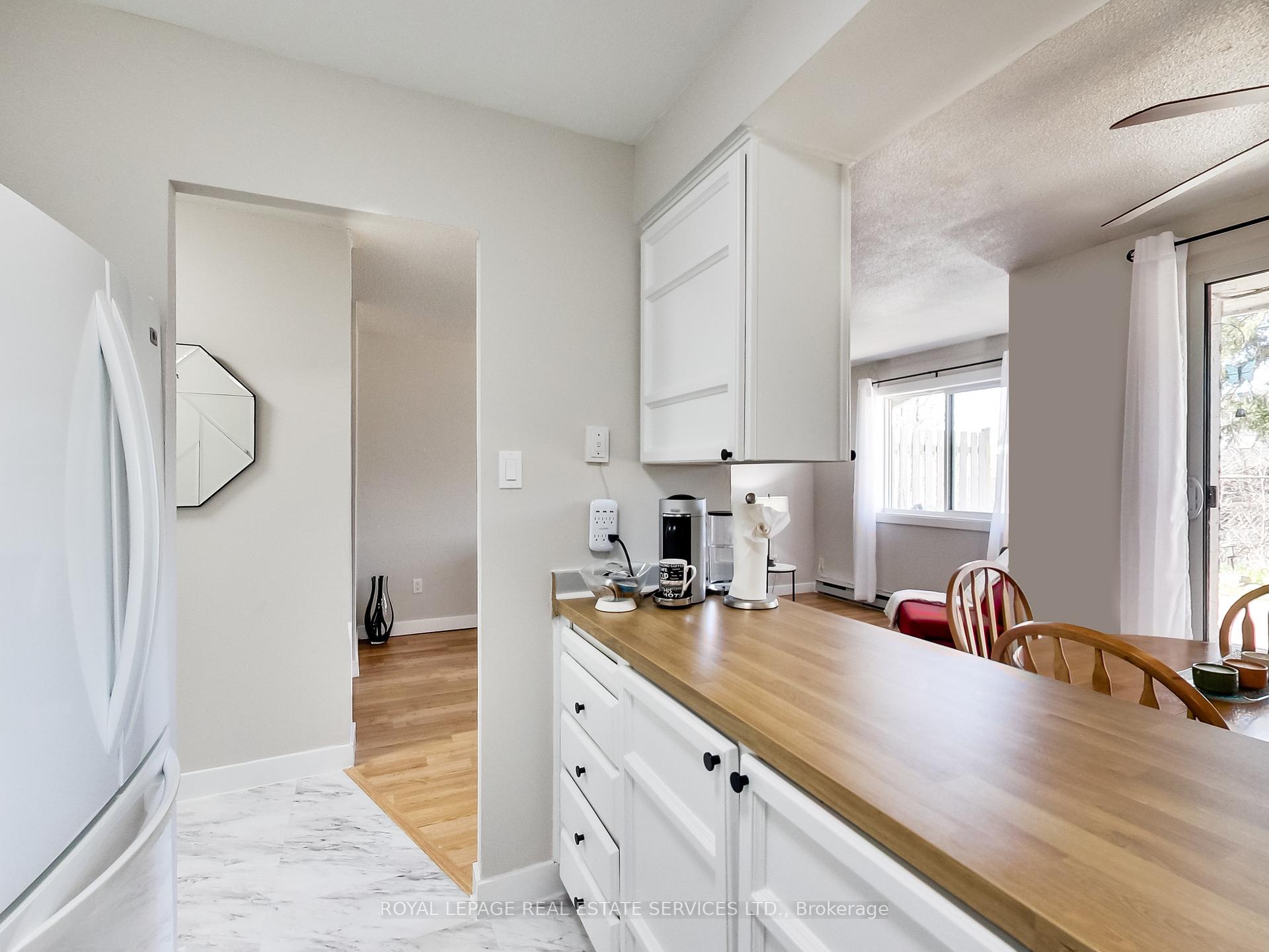 3 Bedrooms Condo at 1008 Falgarwood,  Oakville For sale