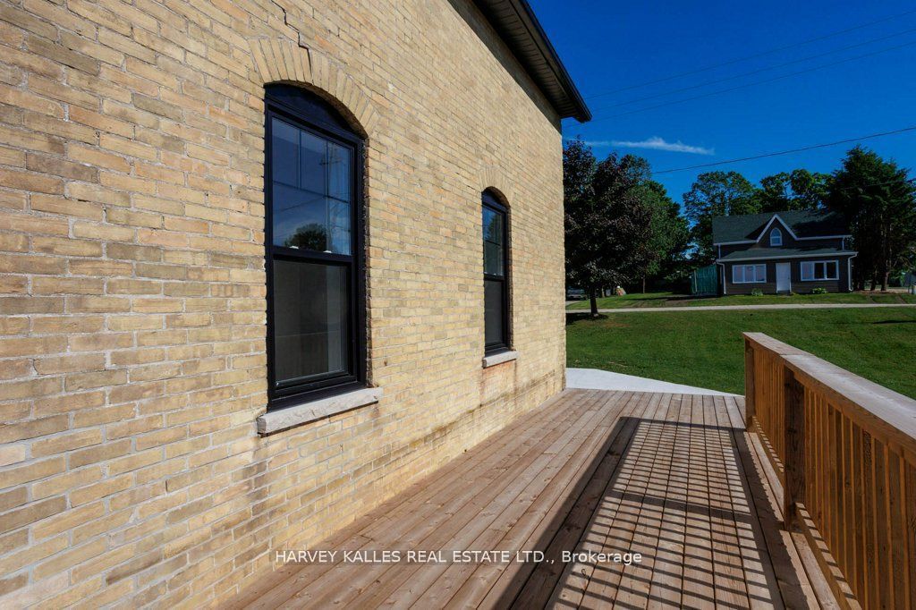 16 Hillcrest Street W