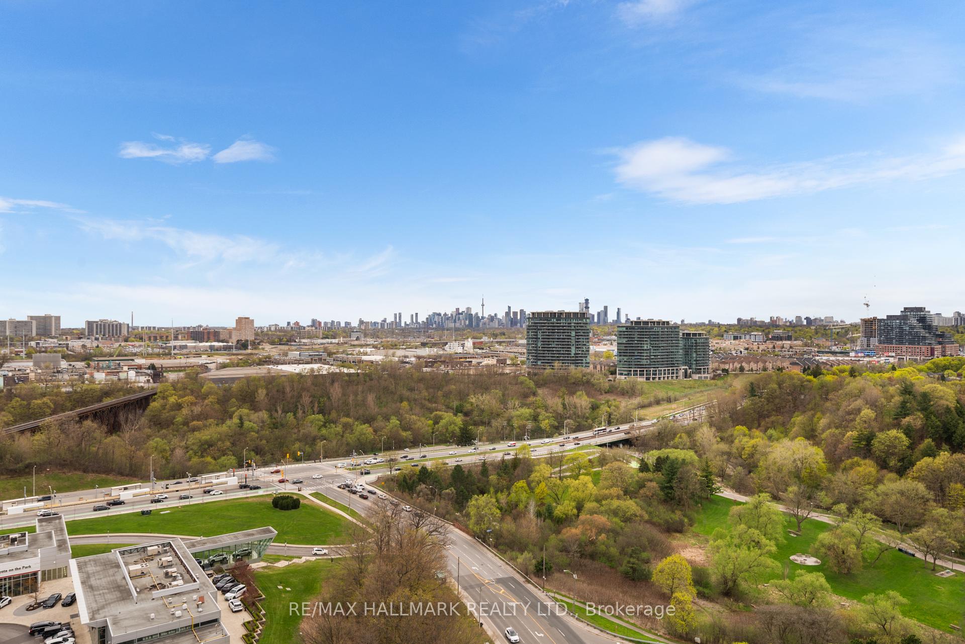 3 Bedrooms Condo at 10 Inn On The Park, Toronto For sale