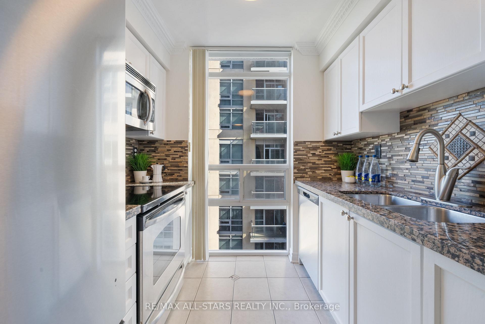 2 Bedrooms Condo at 5 Michael Power, Toronto For sale