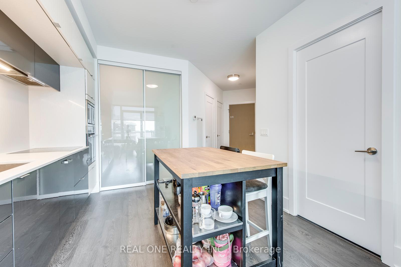 2 Bedrooms Condo at 1 Edgewater, Toronto For sale