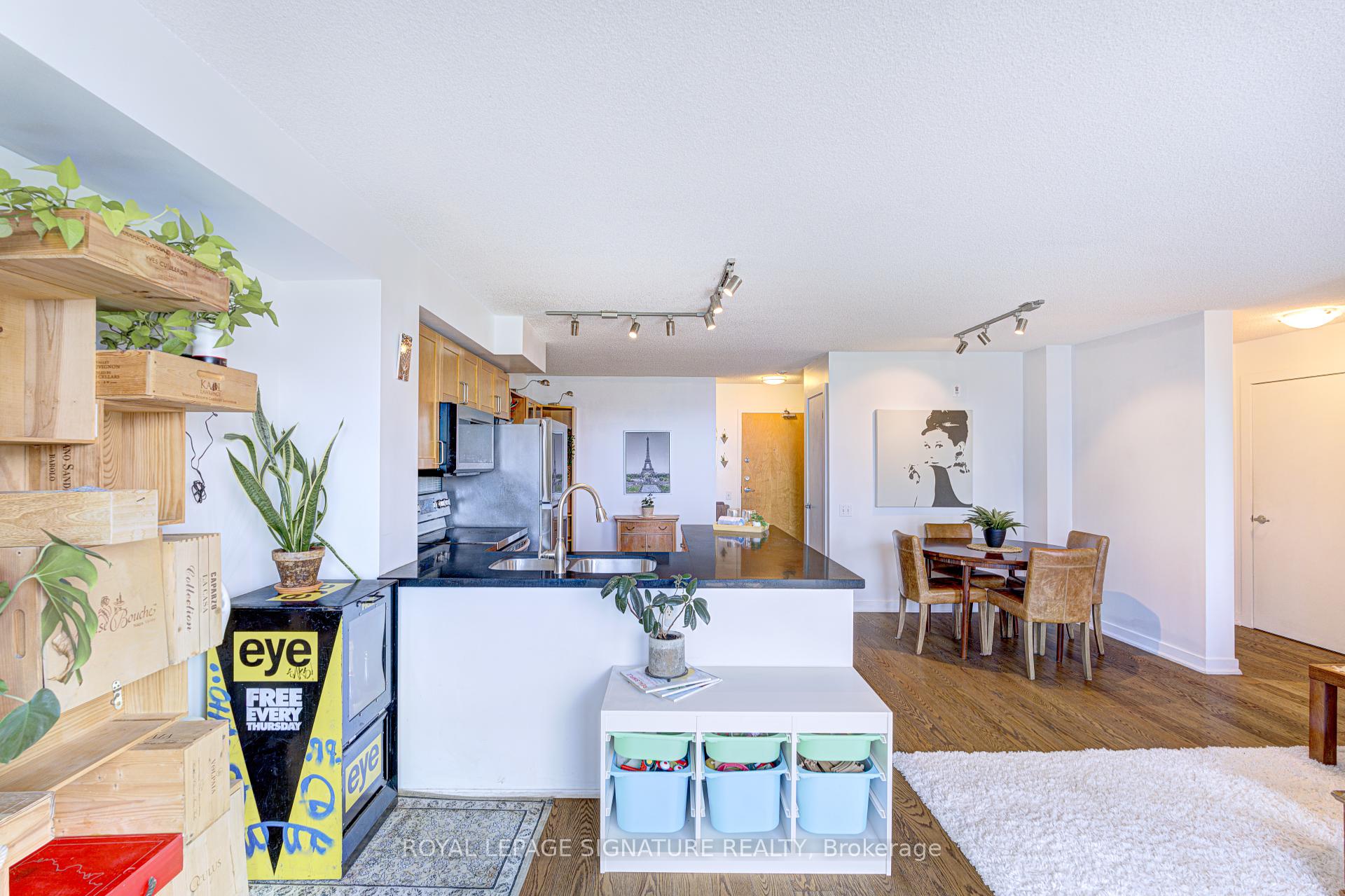 2 Bedrooms Condo at 77 Lombard, Toronto For sale