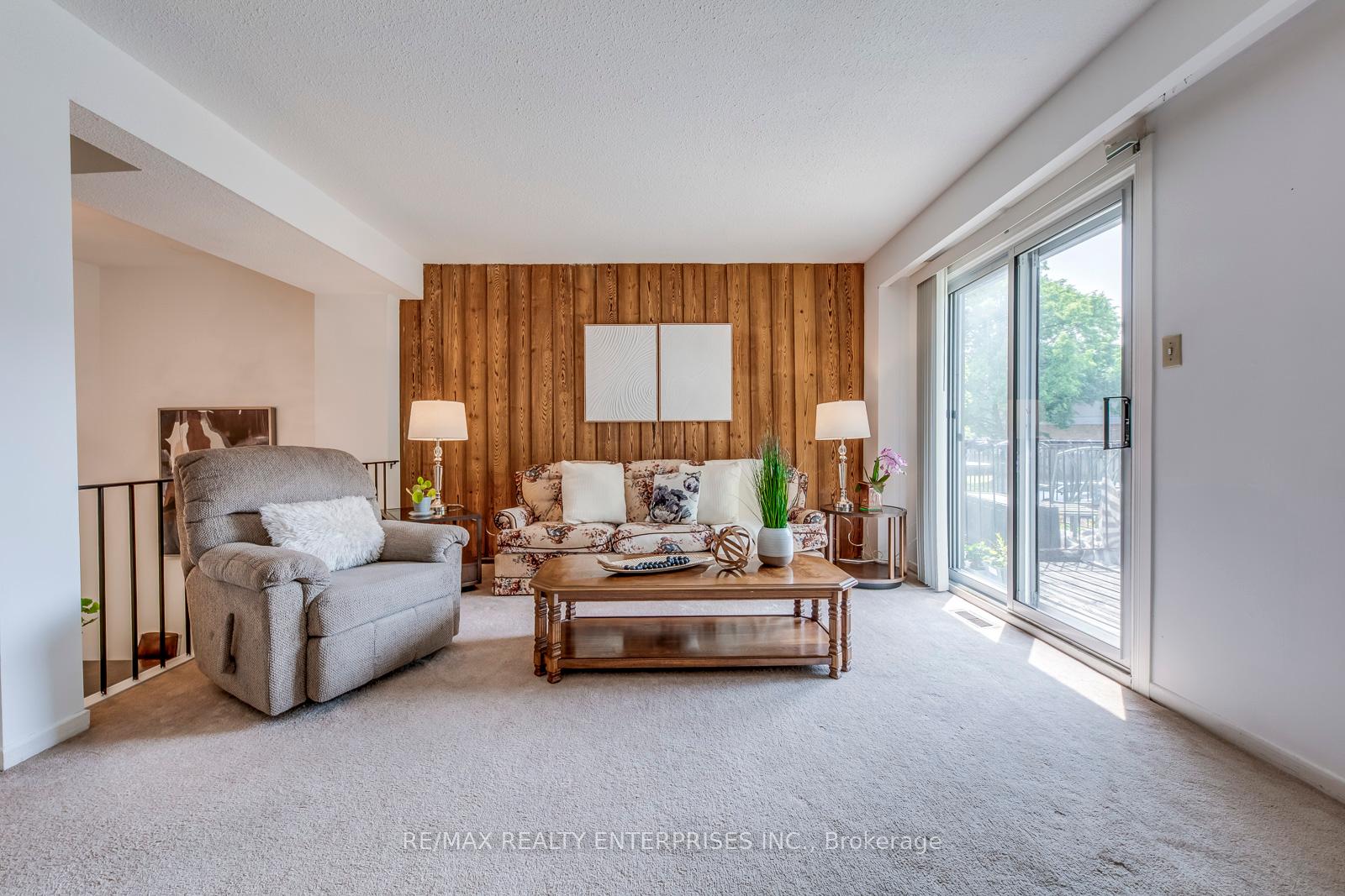 3 Bedrooms Condo at 2315 Bromsgrove, Mississauga For sale