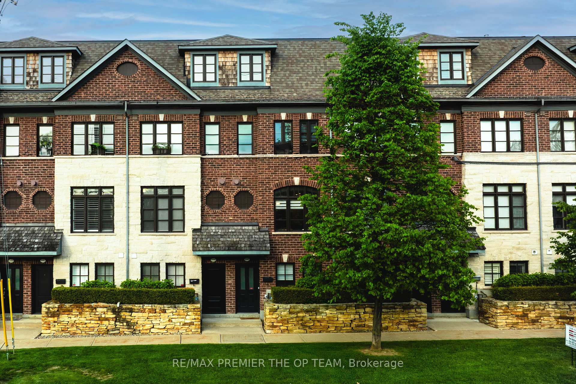 3 Bedrooms Condo at 8347 Kipling, Vaughan For sale