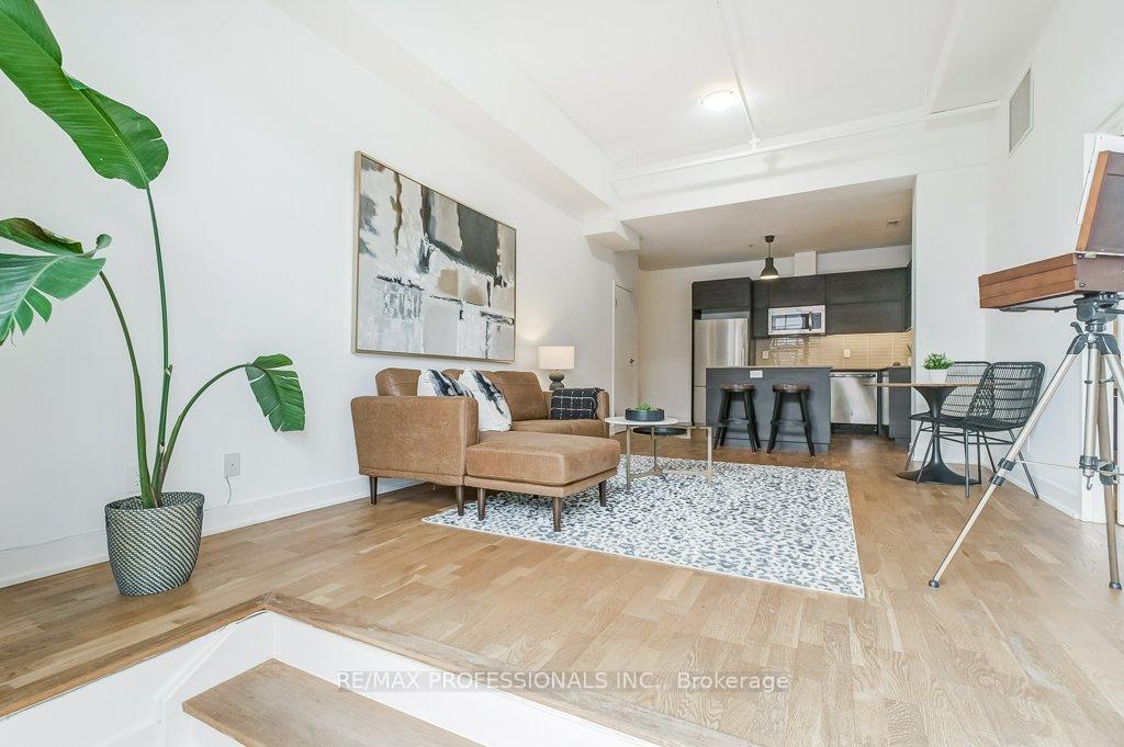 2 Bedrooms Condo at 152 Annette,  Toronto For sale