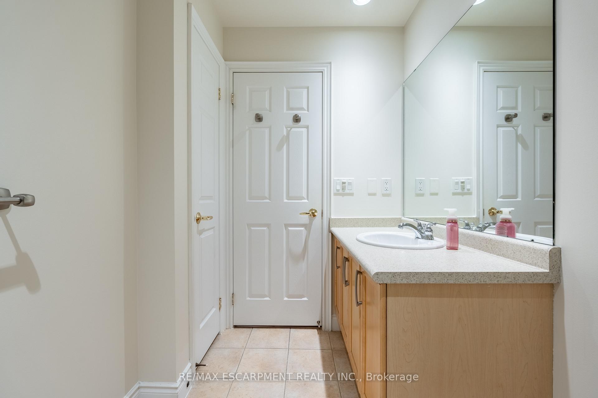 2 Bedrooms Condo at 399 Elizabeth, Burlington For sale