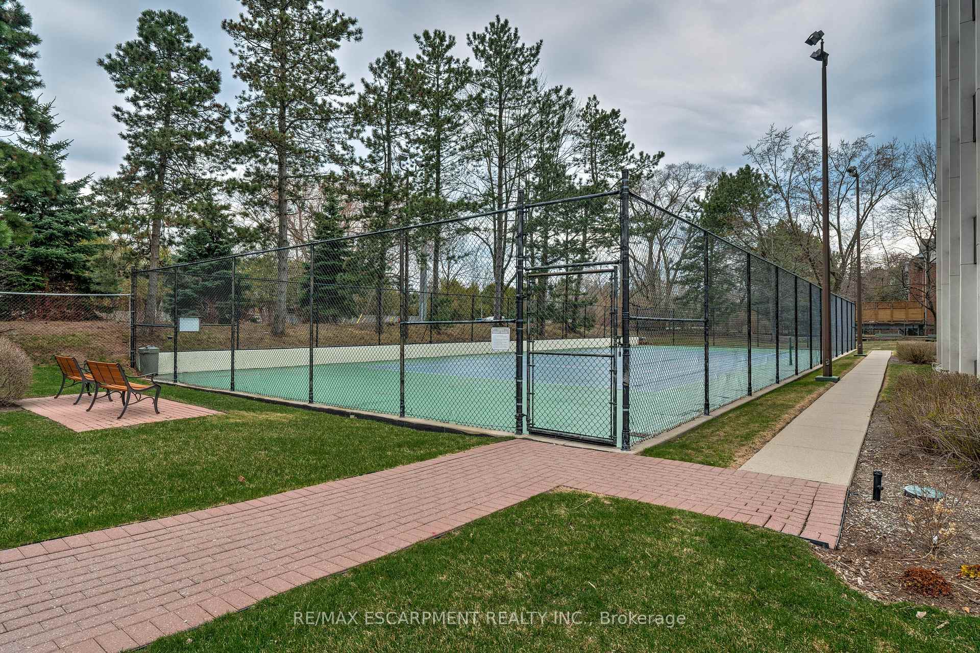 3 Bedrooms Condo at 2175 Marine, Oakville For sale