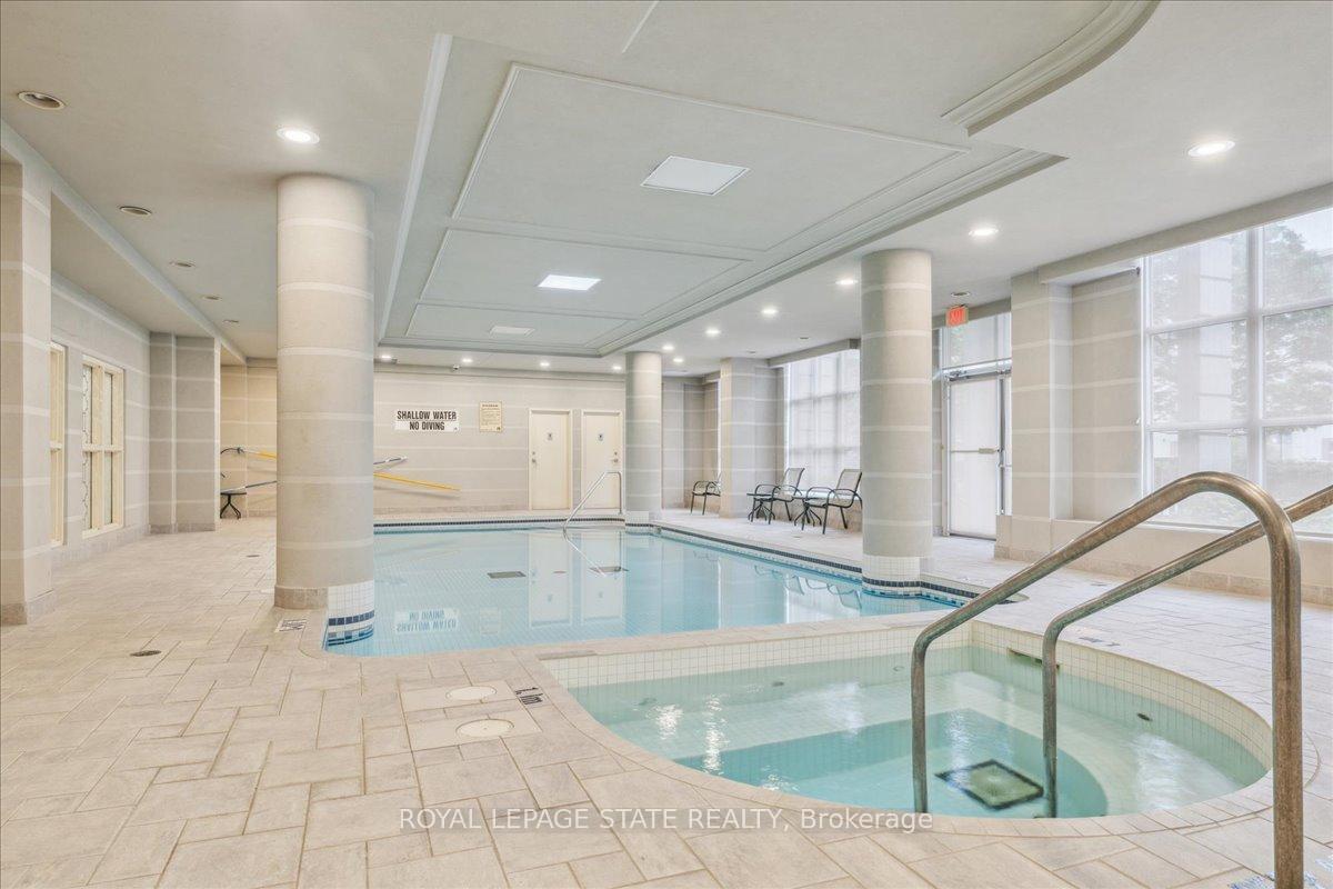 2 Bedrooms Condo at 442 Maple, Burlington For sale