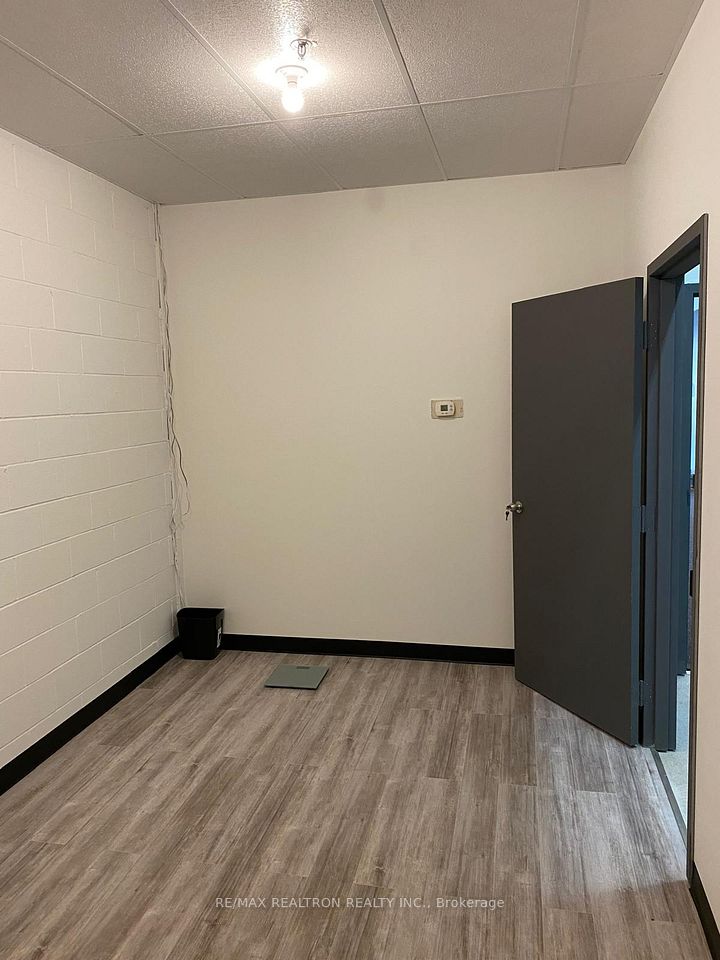 https://trreb-image.ampre.ca/hexIJRWqOgRsA29ZzJimWve8vUKdCxpnOhYRBIVT8rA/rs:fit:960:960/wm:.5:so:0:50:.4/wmsh:10/wmt:PHNwYW4gZm9yZWdyb3VuZD0nd2hpdGUnIGZvbnQ9JzY4Jz5SRS9NQVggUkVBTFRST04gUkVBTFRZIElOQy4sIEJyb2tlcmFnZTwvc3Bhbj4/L3RycmViL2xpc3RpbmdzLzQwLzg5Lzg2LzI2L3AvYWNlMWU2ODUtZTc4Ni00MTlkLTk0M2MtYWZlZmM3OTlmOTczLmpwZw.jpg