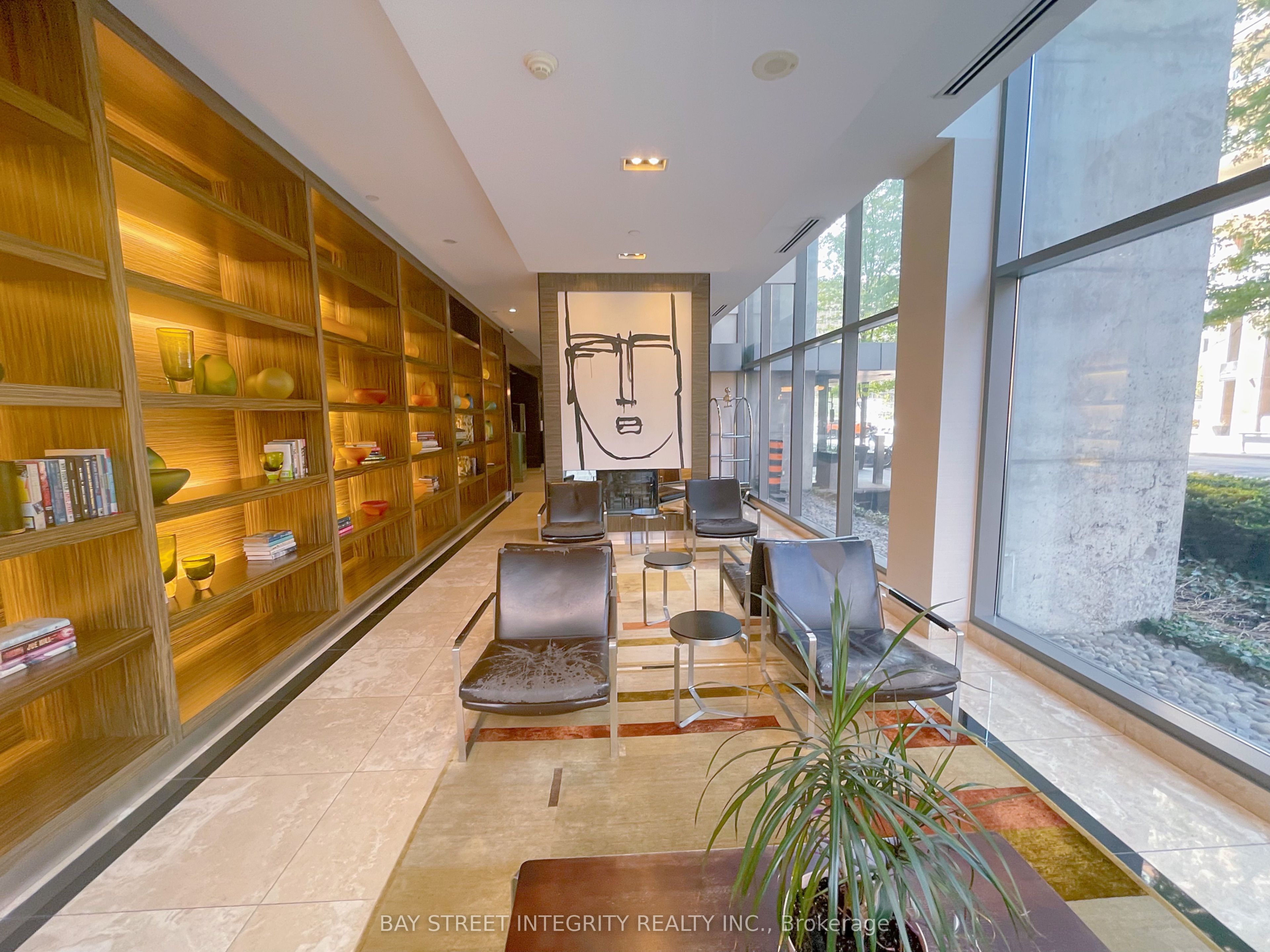 37 Grosvenor Street, #1710
