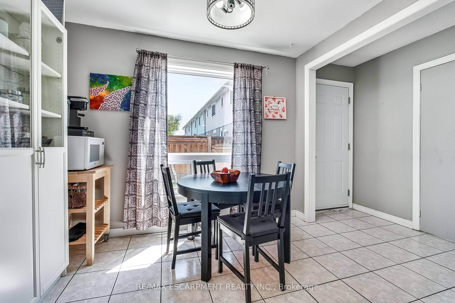 3 Bedrooms Condo at 2700 Barton, Hamilton For sale