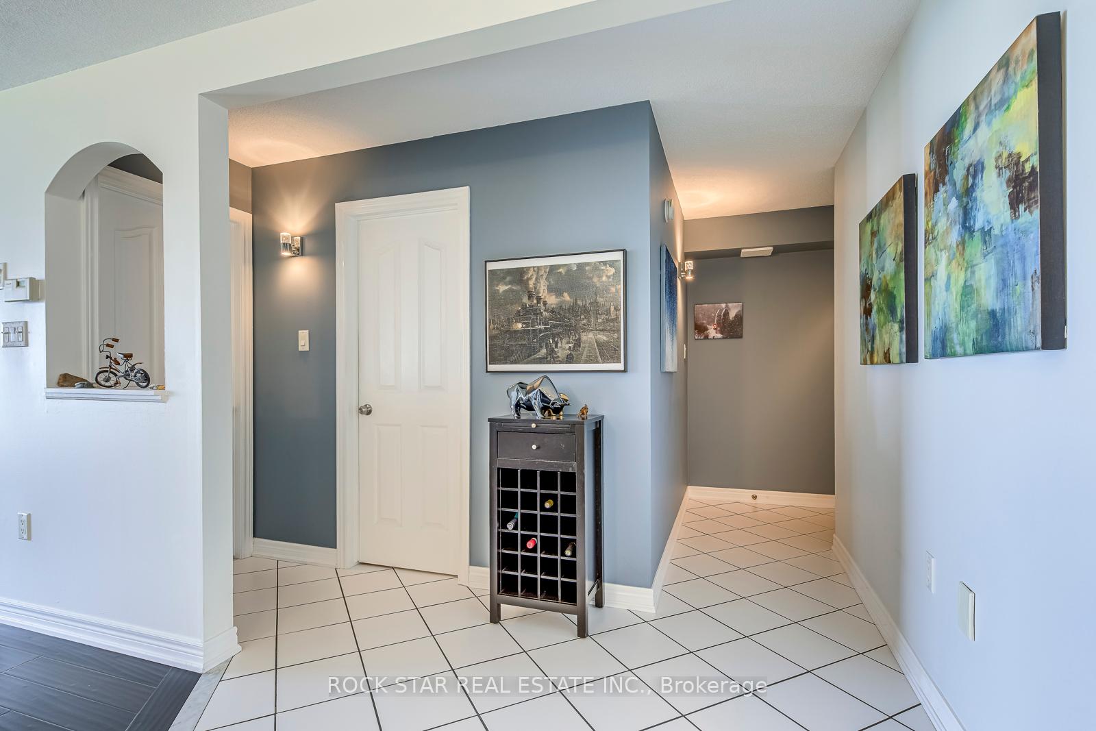 2 Bedrooms Condo at 515 North Service, Hamilton For sale
