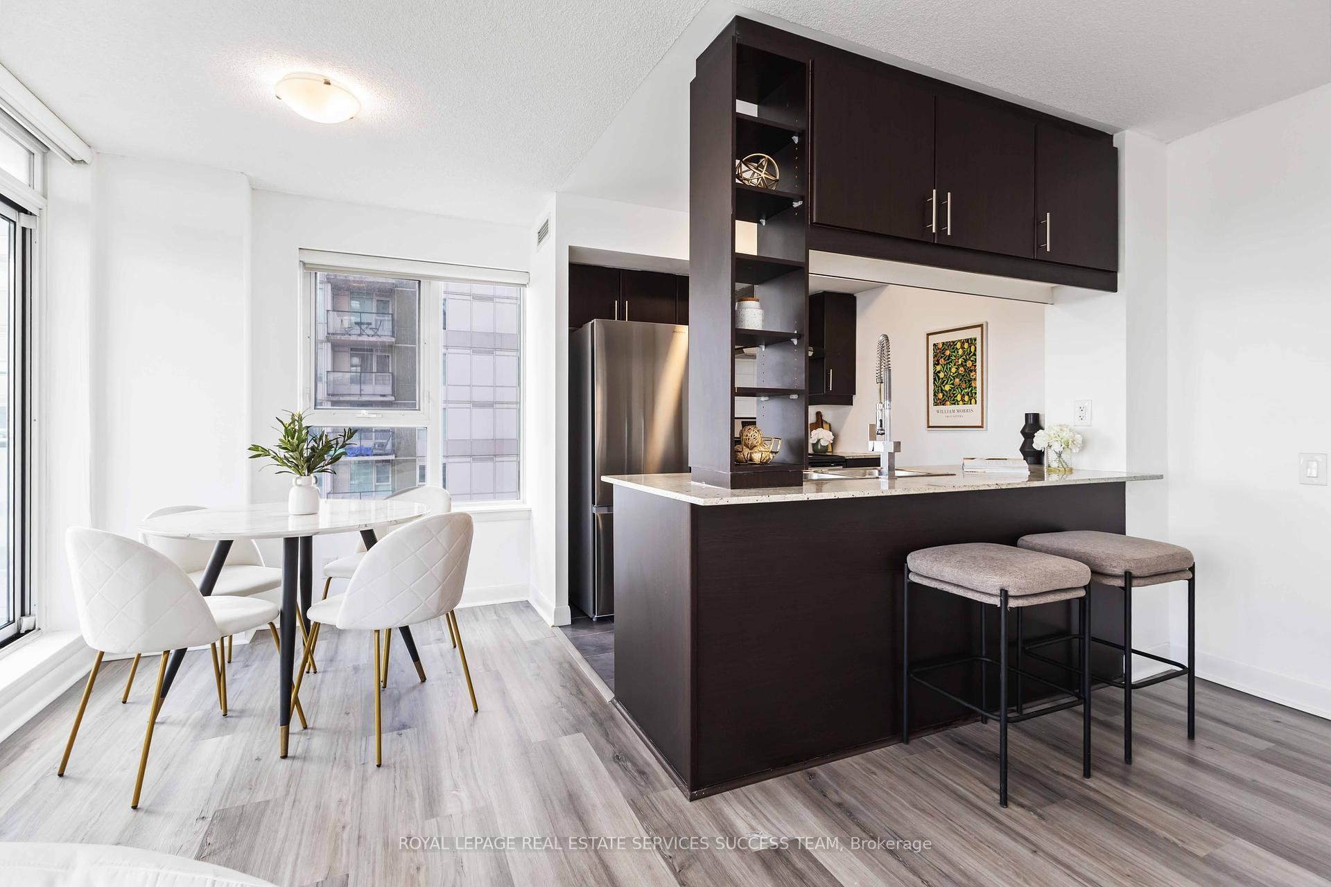 2 Bedrooms Condo at 25 Town Centre,  Toronto For sale
