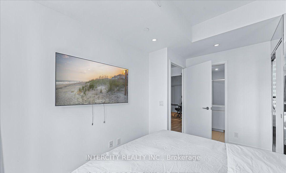 3 Bedrooms Condo at 33 Helendale, Toronto For sale