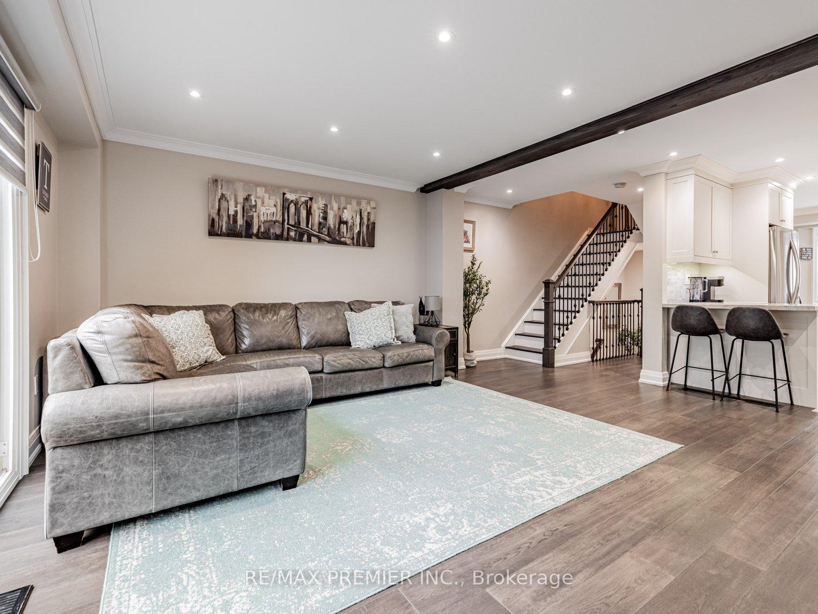 3 Bedrooms Condo at 213 Woodbridge, Vaughan For sale