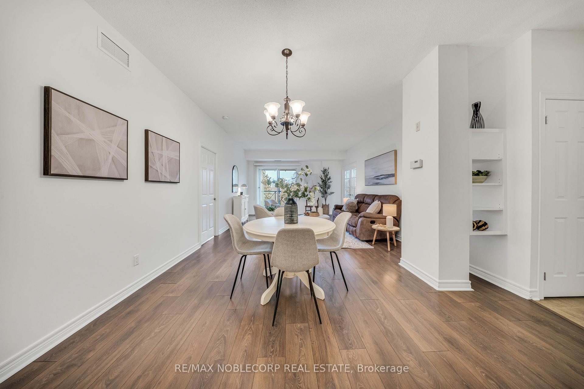 3 Bedrooms Condo at 121 Woodbridge, Vaughan For sale
