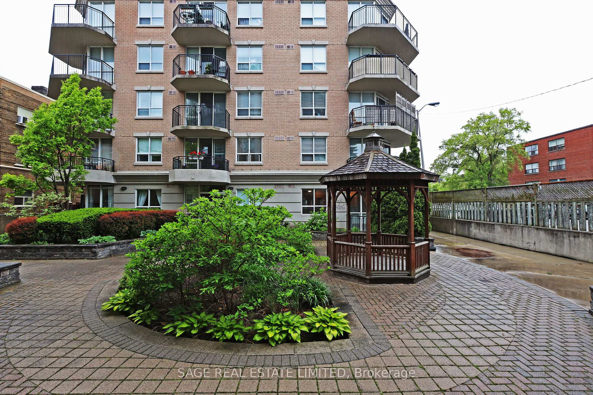 2 Bedrooms Condo at 55 Lorindale, Toronto For sale