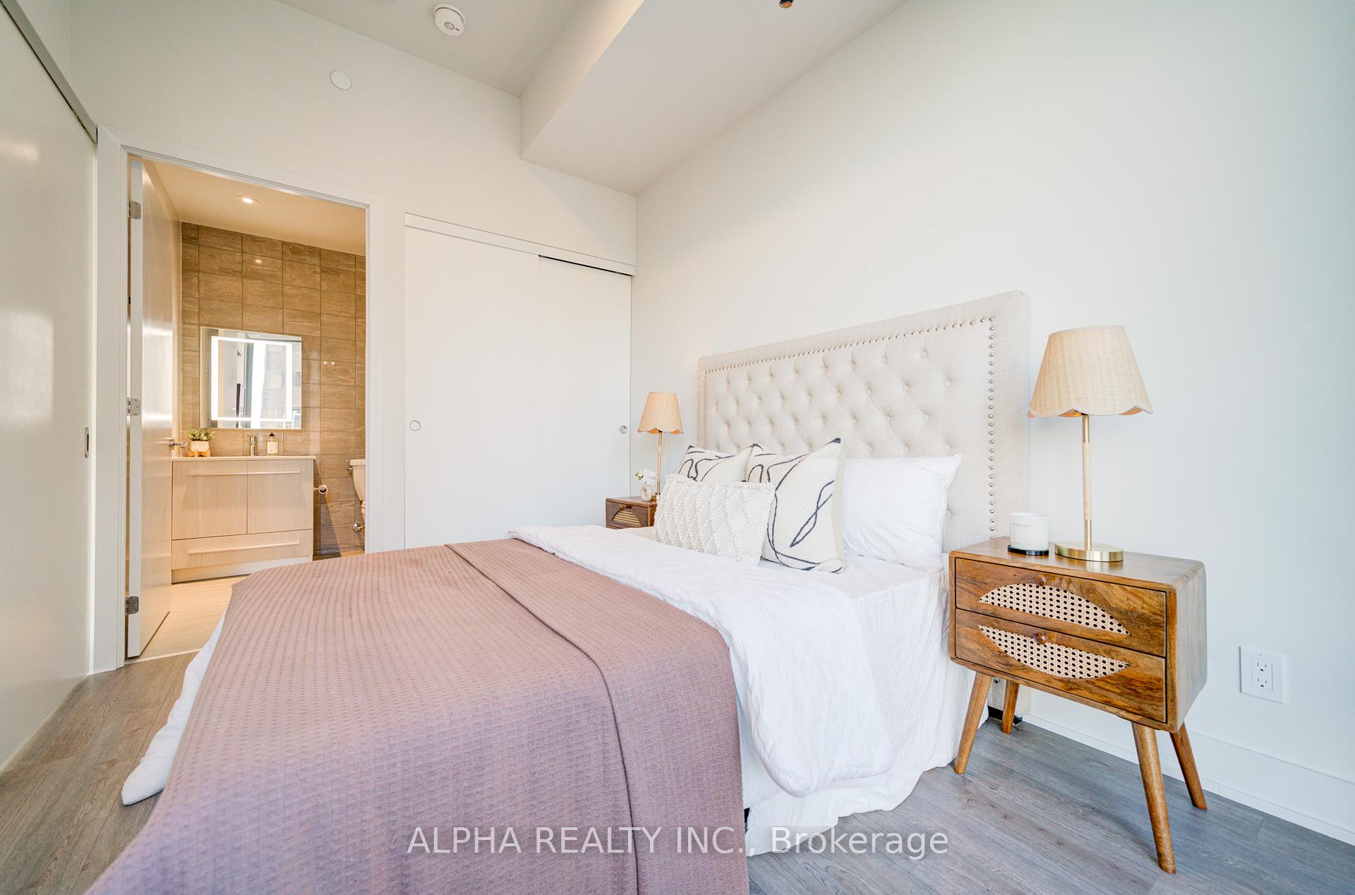 2 Bedrooms Condo at 8 Cumberland,  Toronto For sale