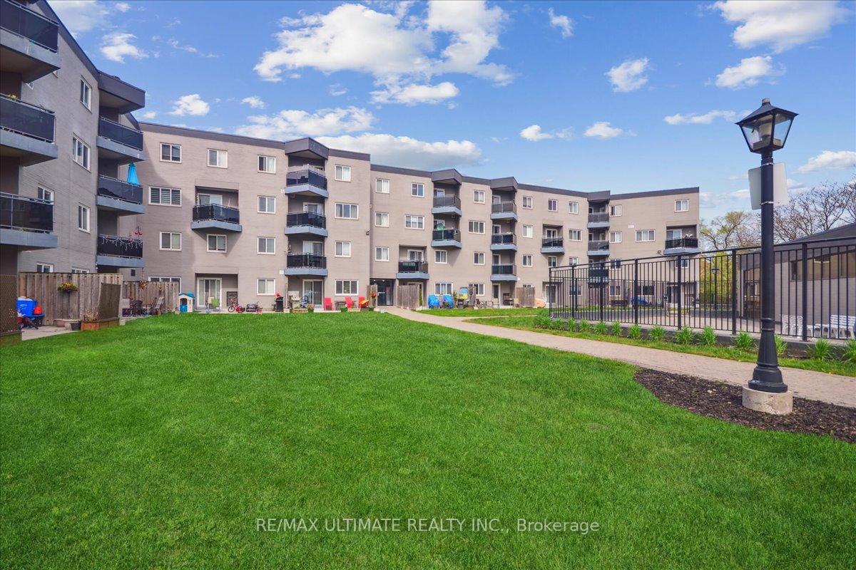 3 Bedrooms Condo at 2001 Bonnymede, Mississauga For sale