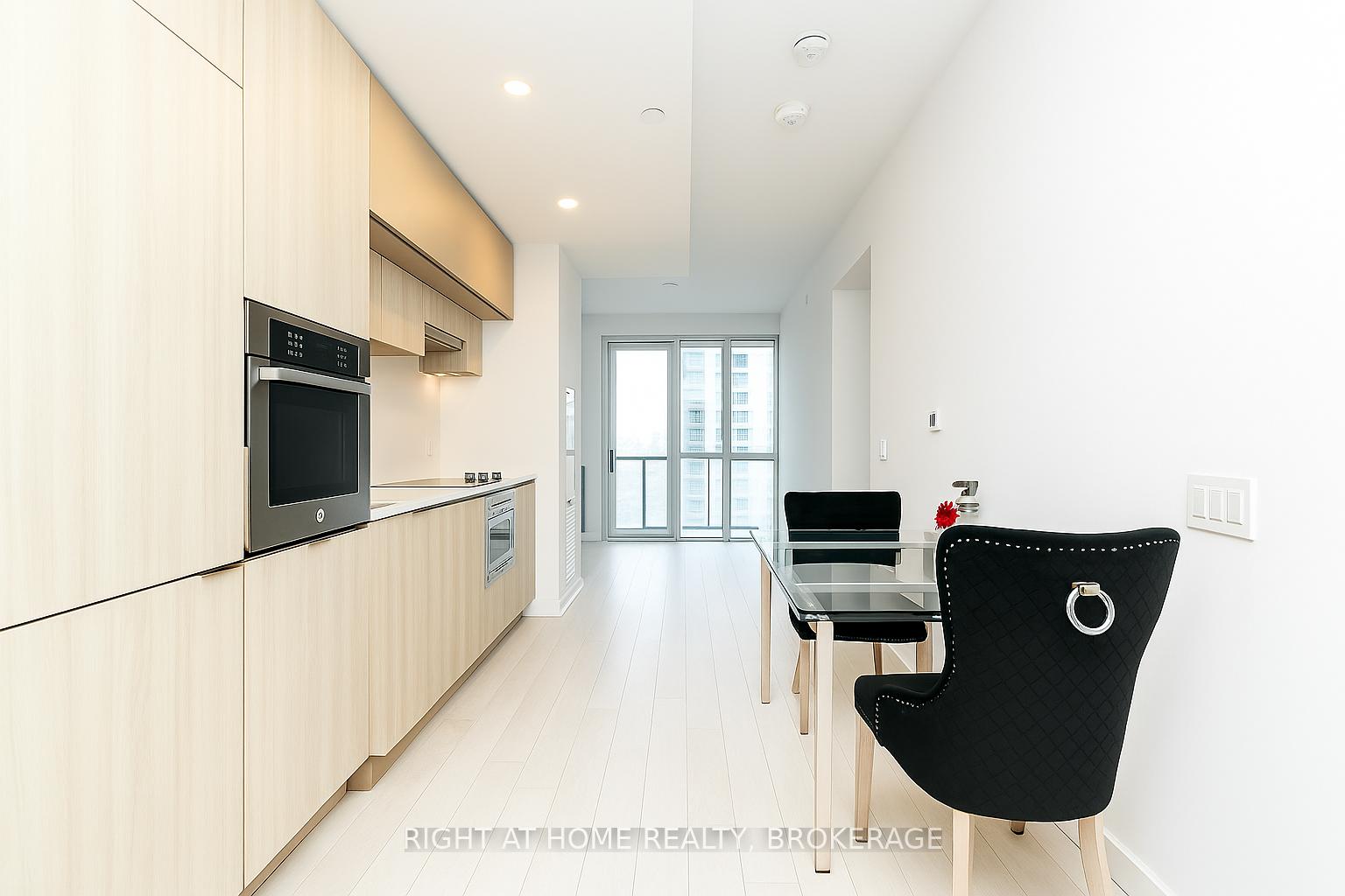 2 Bedrooms Condo at 39 Roehampton, Toronto For sale