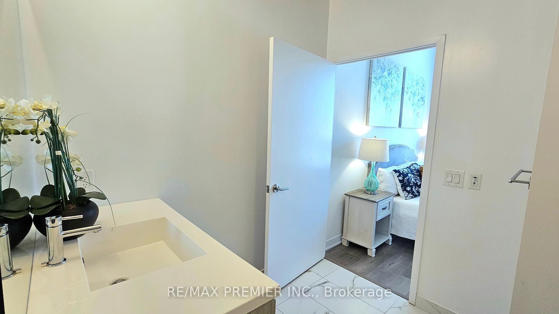 2 Bedrooms Condo at 10 Honeycrisp, Vaughan For sale