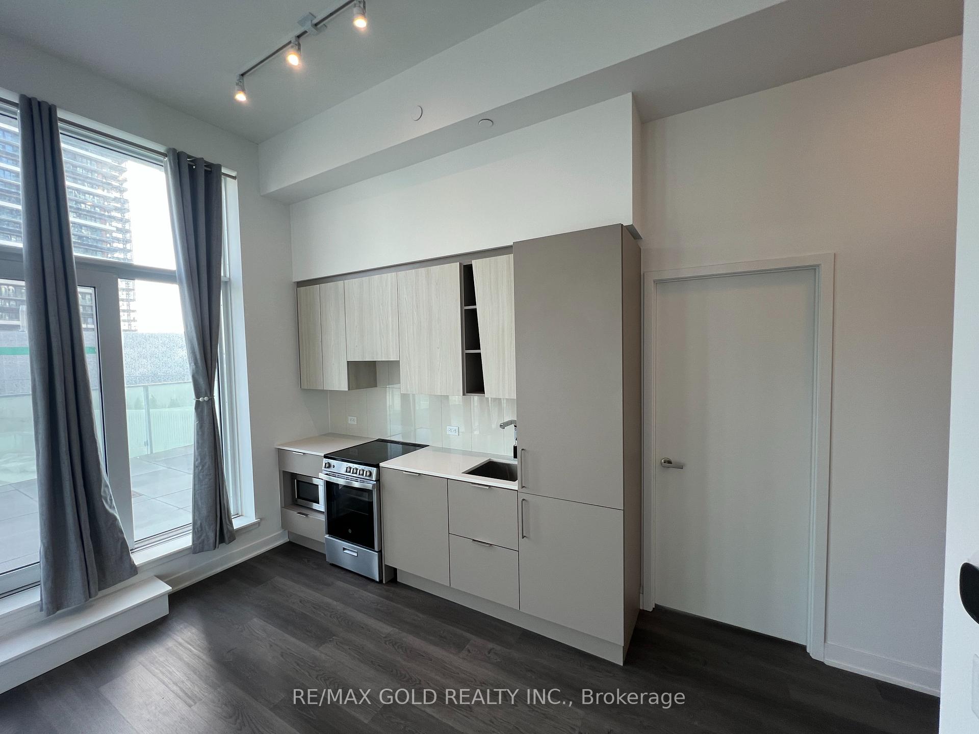 3 Bedrooms Condo at 3900 Confederation,  Mississauga For sale