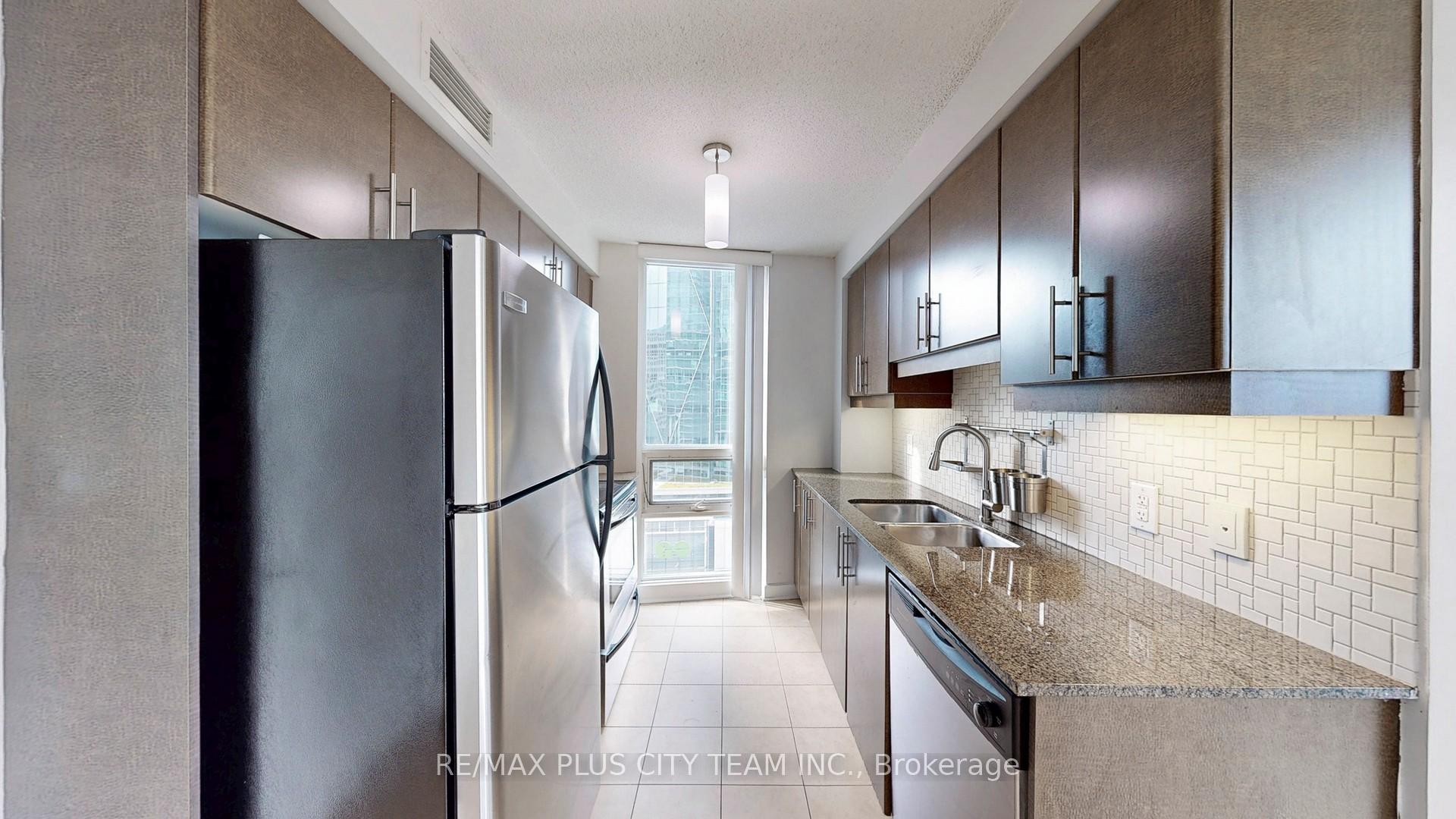 2 Bedrooms Condo at 18 Harbour, Toronto For sale