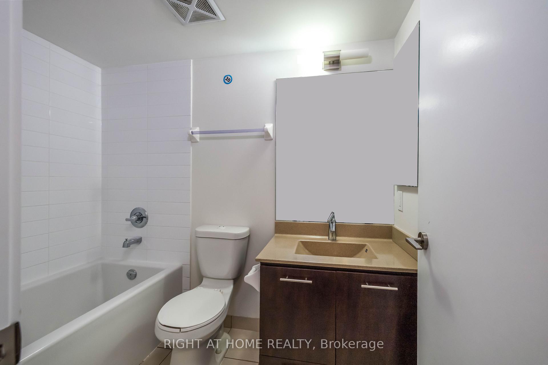 3 Bedrooms Condo at 125 Village Green,  Toronto For sale