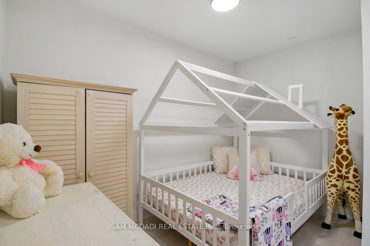 2 Bedrooms Condo at 2489 Taunton, Oakville For sale