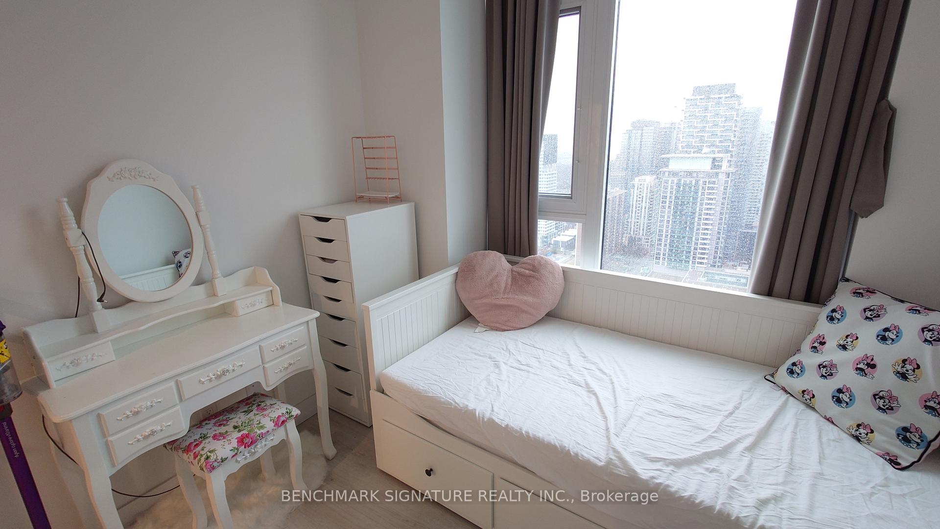 3 Bedrooms Condo at 33 Helendale, Toronto For sale