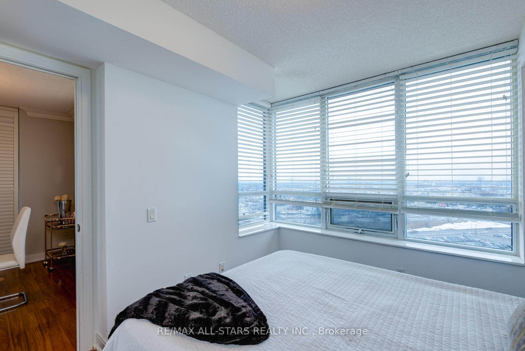 2 Bedrooms Condo at 35 Viking, Toronto For sale