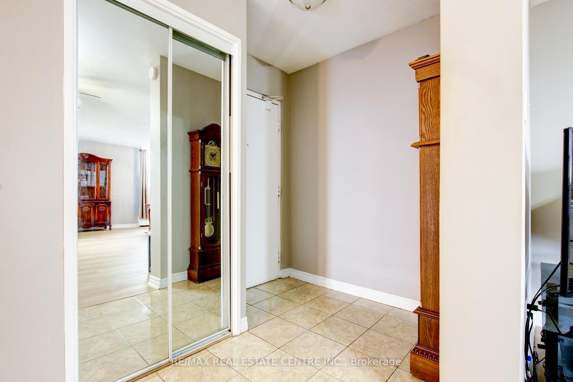 3 Bedrooms Condo at 2345 Confederation, Mississauga For sale