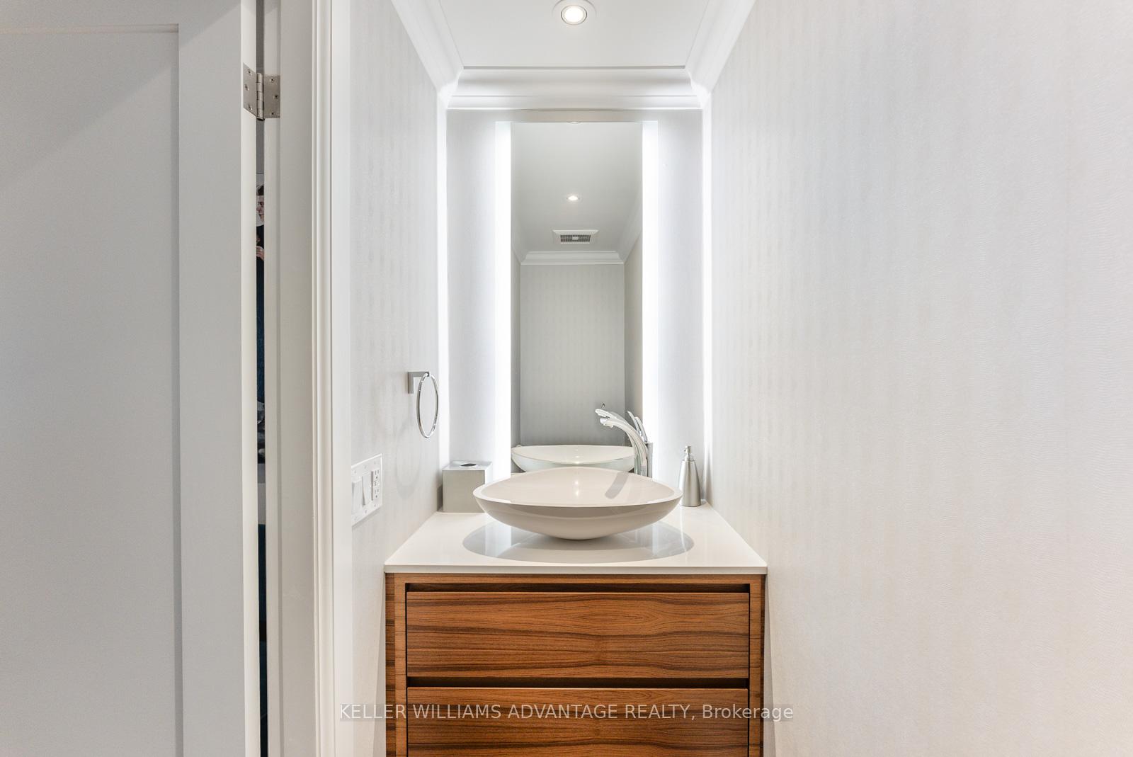 5 Bedrooms Condo at 211 Queens, Toronto For sale
